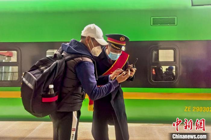 圖為日喀則火車站工作人員服務乘客。　斗山得 攝