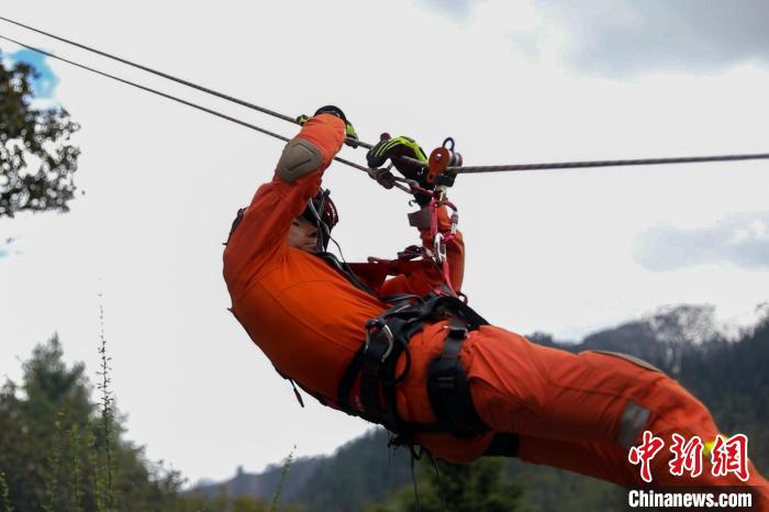 圖為消防員開展斜向救援訓(xùn)練?！抢倮?攝