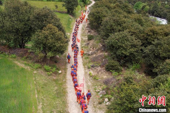 圖為西藏林芝森林消防員穿越山林?！●T怡凡 攝