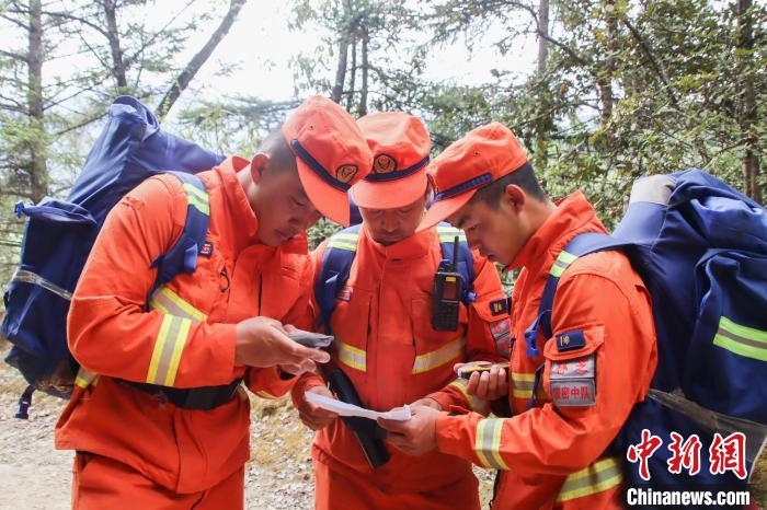 圖為消防員開展野外按圖行進(jìn)訓(xùn)練。　吳蕾蕾 攝