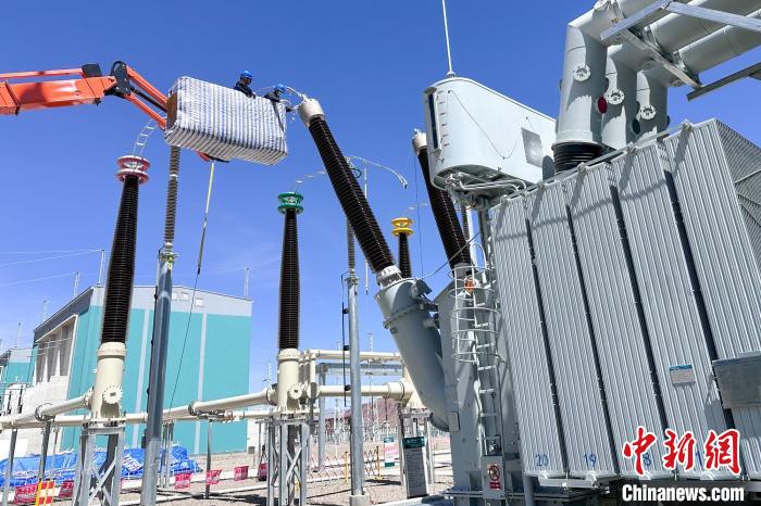 國網(wǎng)西藏電力組織檢修人員對設(shè)備進行全面體檢。　國網(wǎng)西藏電力有限公司 供圖