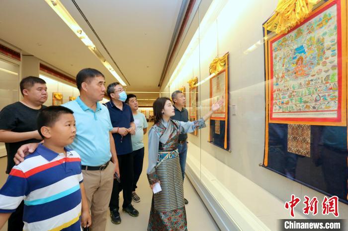 “藏韻瑰寶”藏醫(yī)四部醫(yī)典唐卡珍品展現(xiàn)場(chǎng)。　劉俊蒼 攝