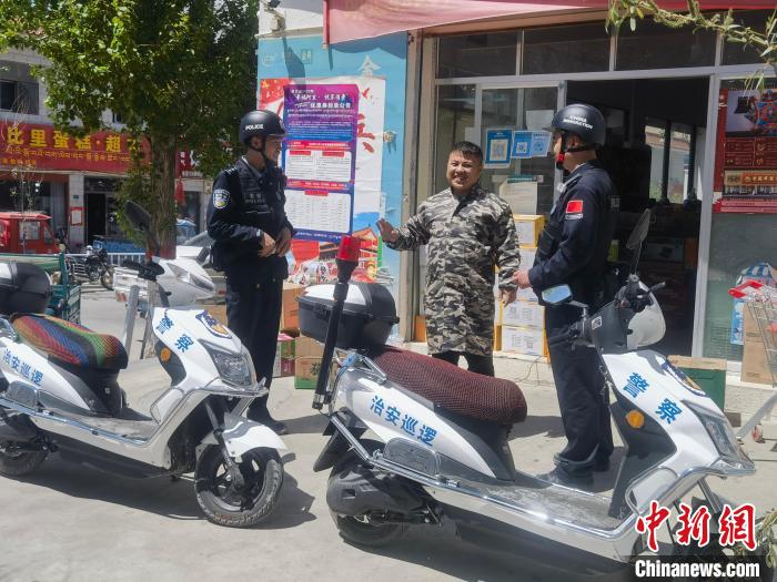 民警對轄區(qū)商鋪進行走訪排查。　黃創(chuàng)偉 攝