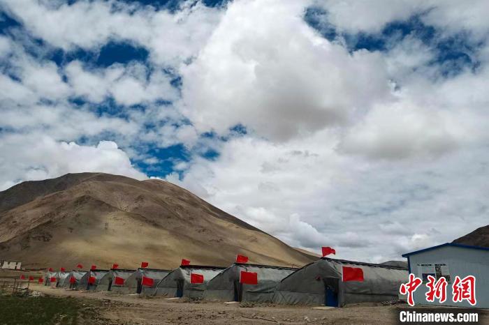 圖為西藏康馬縣的高原溫室大棚?！⒔ㄜ?攝