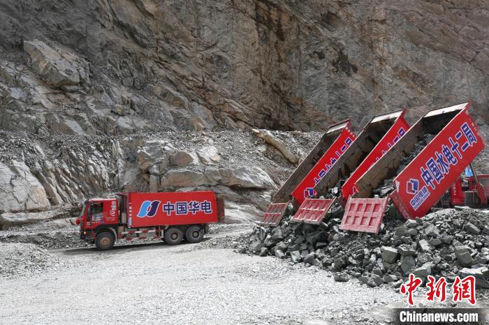 拉哇水電站正式啟動大壩填筑?！∪A電金上公司 供圖