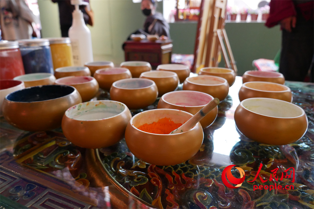 繪制唐卡所用的顏料。人民網(wǎng) 韋衍行攝