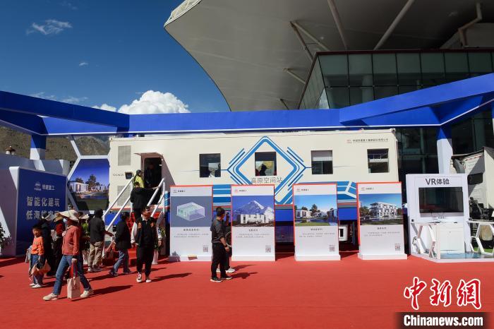 展覽現(xiàn)場(chǎng)，觀(guān)眾體驗(yàn)裝配式增壓增氧建筑?！~ 攝