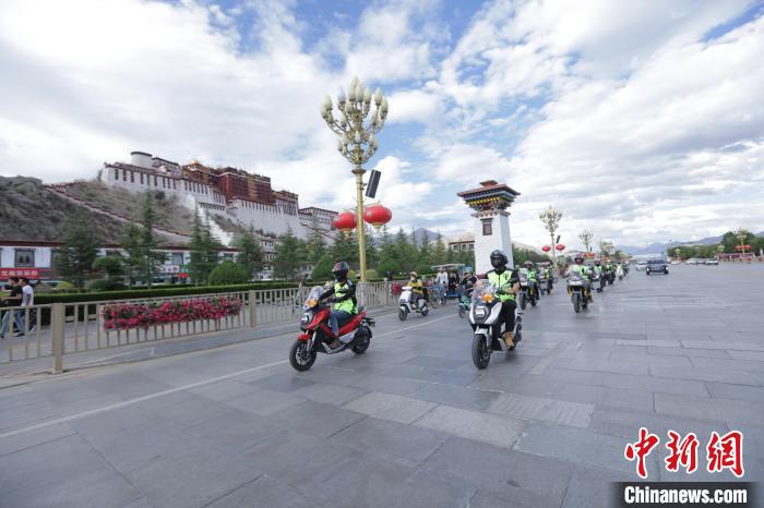 圖為比賽選手途經(jīng)布達(dá)拉宮。　游牧地球供圖