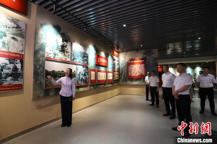 圖為西藏航空一行在臨沂市孟良崮戰(zhàn)役紀念館開展主題教育活動。　姜博 攝