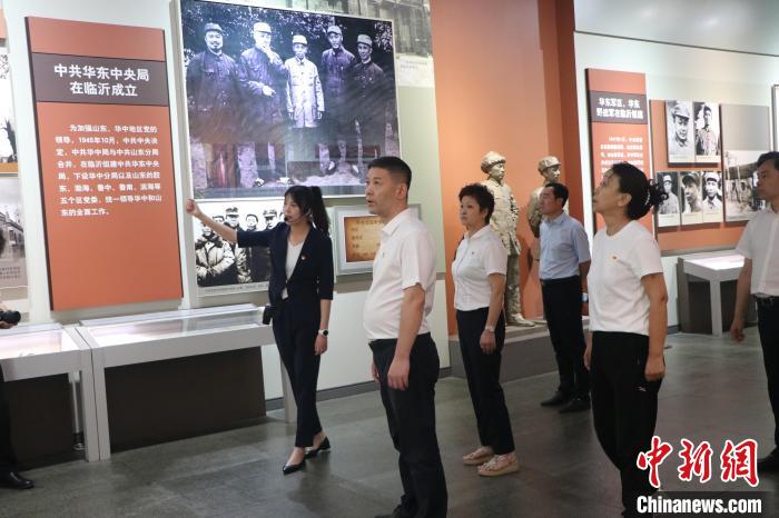 圖為西藏航空一行在臨沂市沂蒙革命紀念館開展主題教育活動?！〗?攝