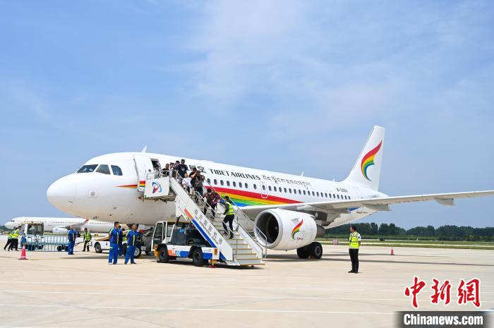 圖為旅客抵達機場。　趙朗 攝