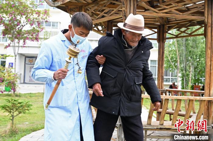 圖為曲松縣特困人員集中供養(yǎng)中心老人索朗歐珠?！≮w朗 攝