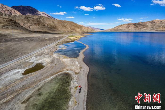 班公湖又稱措木昂拉仁波，藏語意為“長脖子天鵝”。　龍小鳳 攝