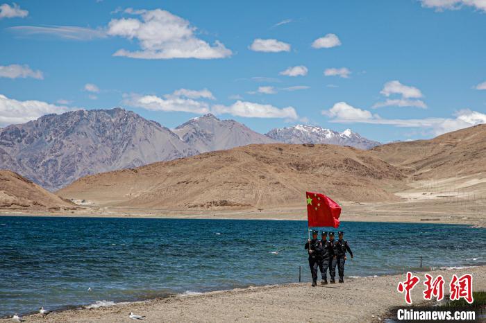 班公湖邊境派出所民警巡邏在班公湖畔?！↓埿▲P 攝