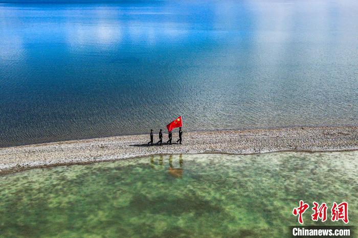 班公湖巡邏現(xiàn)場?！↓埿▲P 攝