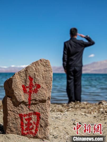 班公湖畔的“中國”標(biāo)記?！↓埿▲P 攝