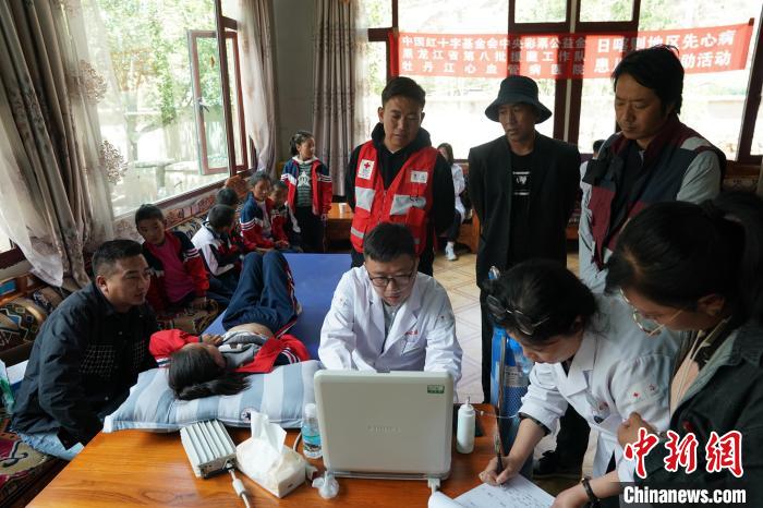 6月27日，西藏康馬縣少崗鄉(xiāng)中心小學(xué)的孩子參加先心病篩查?！√K丹 攝