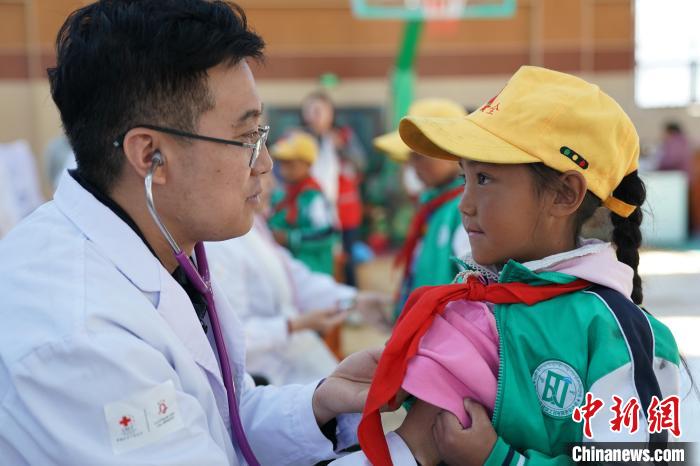 6月27日，西藏康馬縣南尼鄉(xiāng)中心小學(xué)的孩子參加先心病篩查?！√K丹 攝