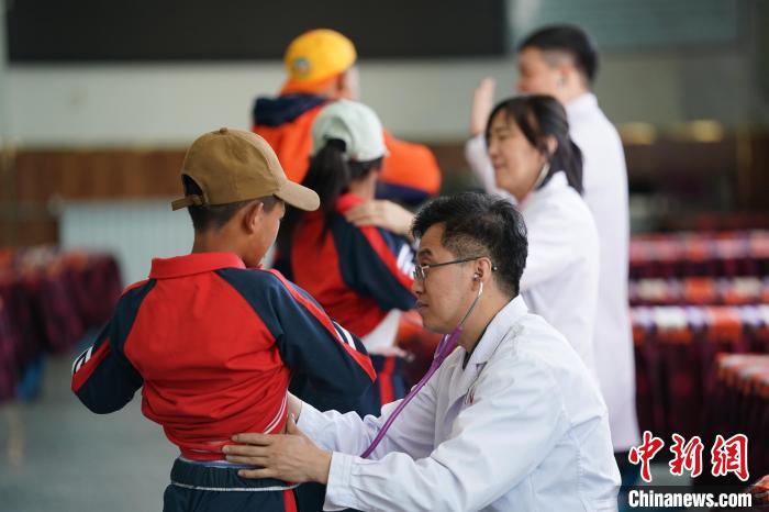 6月26日，西藏日喀則特校的孩子參加先心病篩查?！√K丹 攝