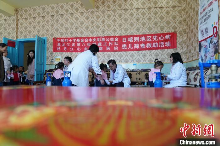 6月27日，西藏康馬縣雙語(yǔ)幼兒園的孩子參加先心病篩查?！√K丹 攝