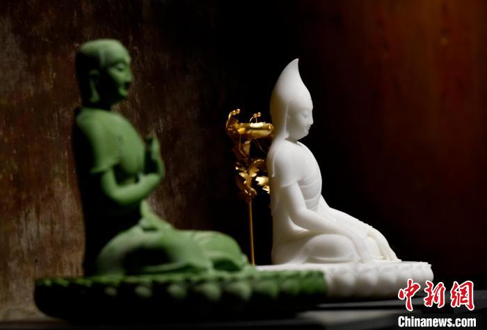 圖為展覽中圍繞西藏歷史與傳統(tǒng)創(chuàng)作的雕塑作品?！±盍?攝