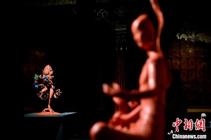 圖為展覽中圍繞西藏歷史與傳統(tǒng)創(chuàng)作的雕塑作品。　李林 攝