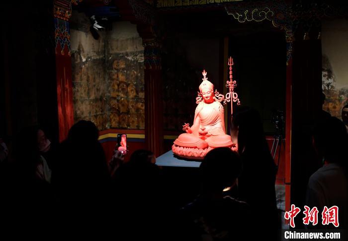 圖為觀眾正在欣賞展覽中的雕塑作品。　李林 攝