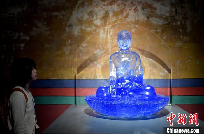 圖為觀眾正在欣賞展覽中的雕塑作品?！±盍?攝