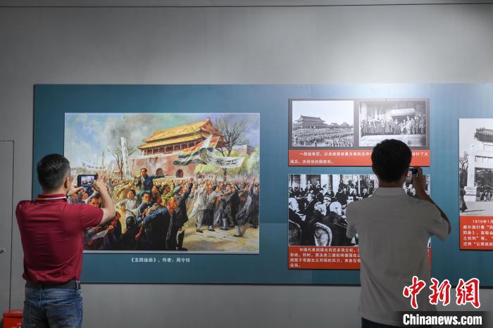 圖為市民參觀《曙光·偉業(yè)——五四運動與中國共產(chǎn)黨的成立》“七一”特展。　貢嘎來松 攝