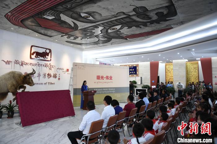 圖為《曙光·偉業(yè)——五四運動與中國共產(chǎn)黨的成立》“七一”特展開幕儀式現(xiàn)場?！∝暩聛硭?攝