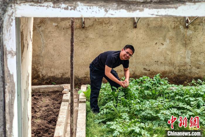 移民管理警察羅忠江在公珠湖執(zhí)勤點的大棚內(nèi)?！↓埿▲P 攝