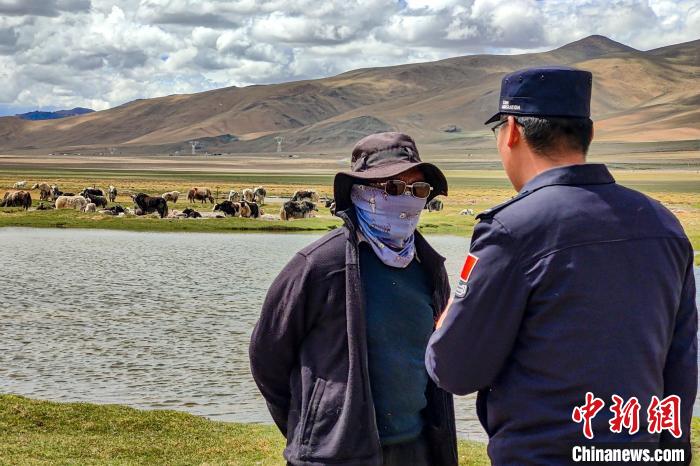 資料圖為民警何宗源在公珠湖了解牧民情況?！↓埿▲P 攝