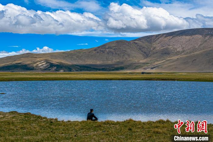 資料圖為執(zhí)勤民警何宗源在公珠湖畔濕地留影?！↓埿▲P 攝