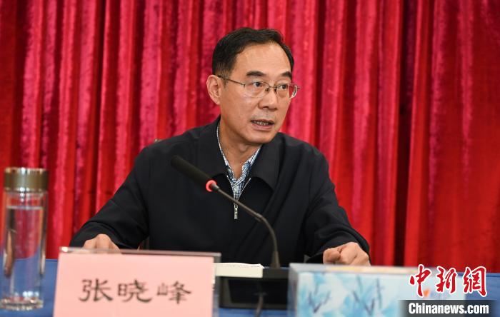 圖為西藏自治區(qū)黨委宣傳部副部長、西藏廣播電視臺黨組書記張曉峰致辭?！≮w朗 攝