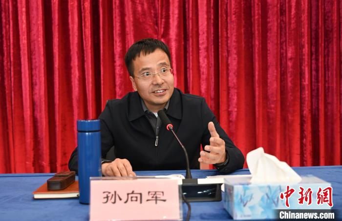 圖為西藏自治區(qū)黨委宣傳部副部長、自治區(qū)社科院黨組書記孫向軍主持活動?！≮w朗 攝
