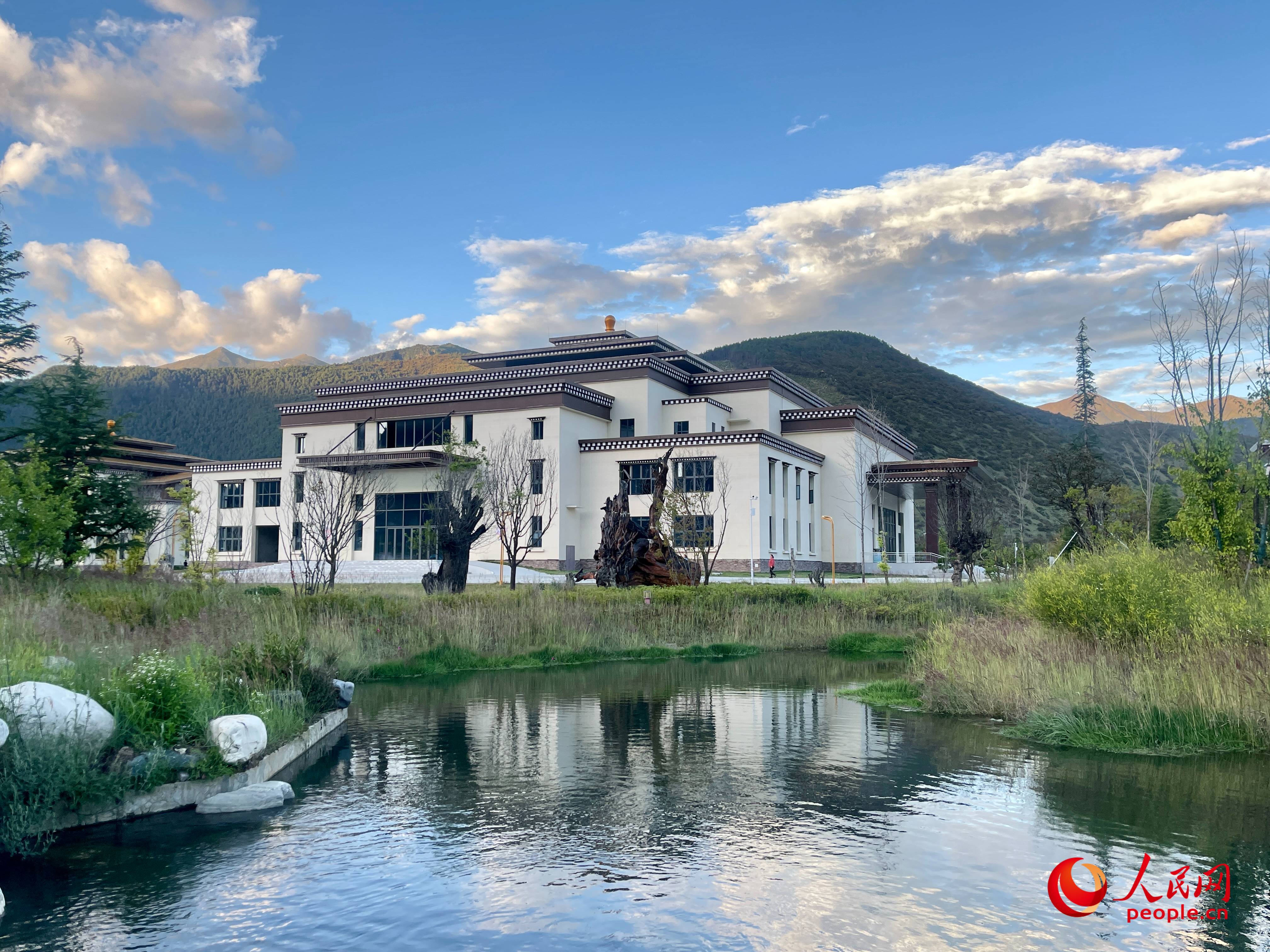 工布公園猶如一幅優(yōu)美畫卷，讓人流連忘返。人民網(wǎng) 周靜圓攝