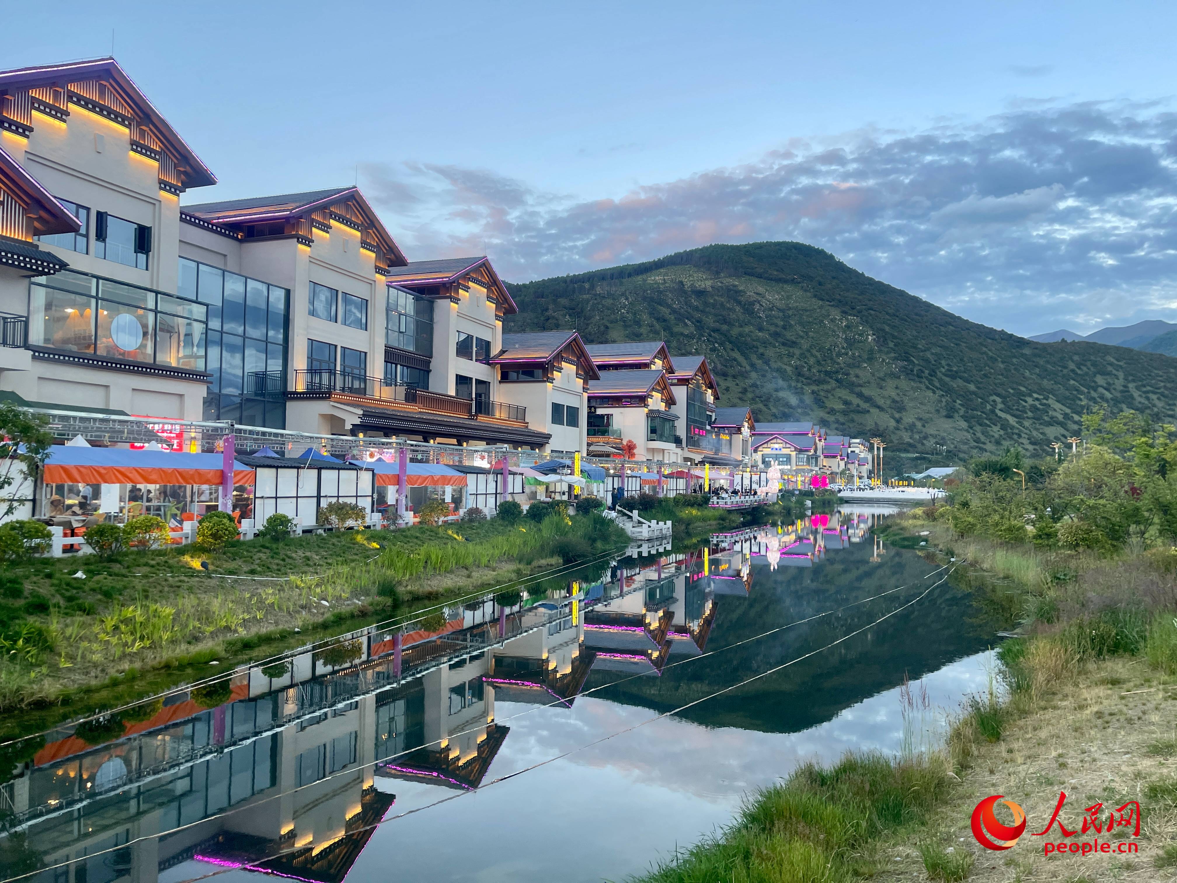 工布公園的一角，風(fēng)景秀麗。人民網(wǎng) 周靜圓攝