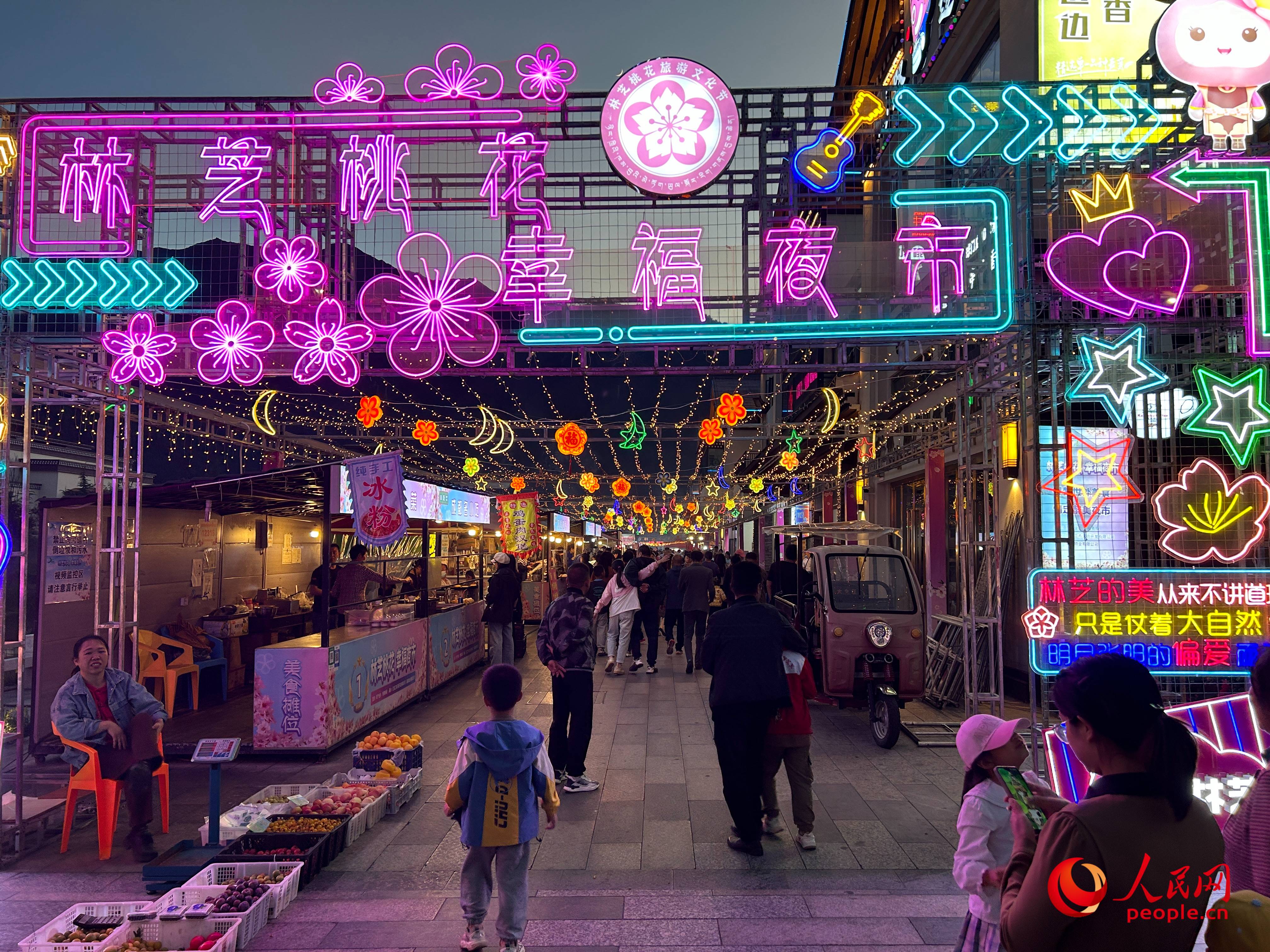 工布公園里的夜市，人來人往。人民網(wǎng) 周靜圓攝