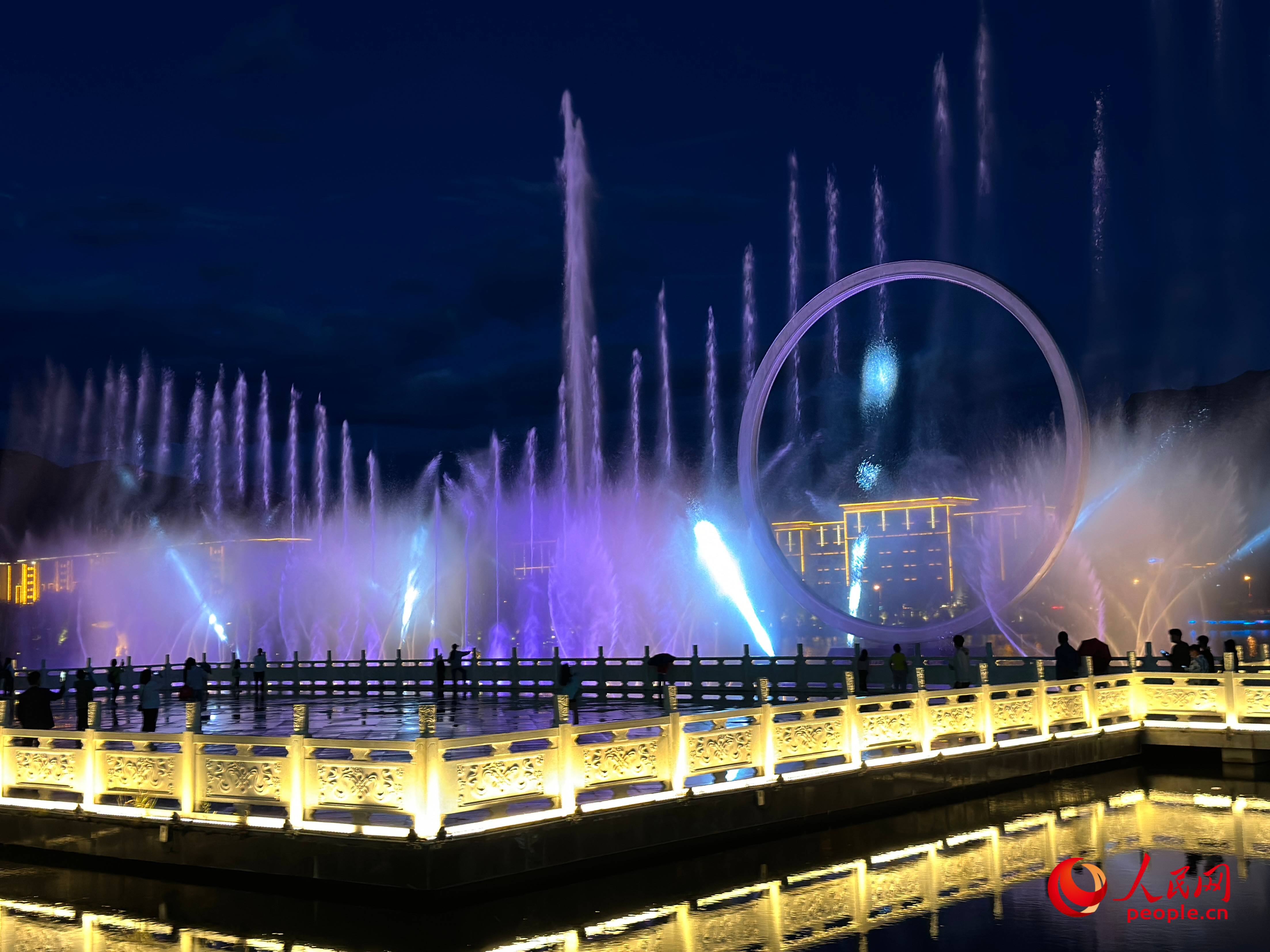 工布公園的音樂水秀噴泉，吸引市民和游客前來拍照打卡。人民網(wǎng) 周靜圓攝