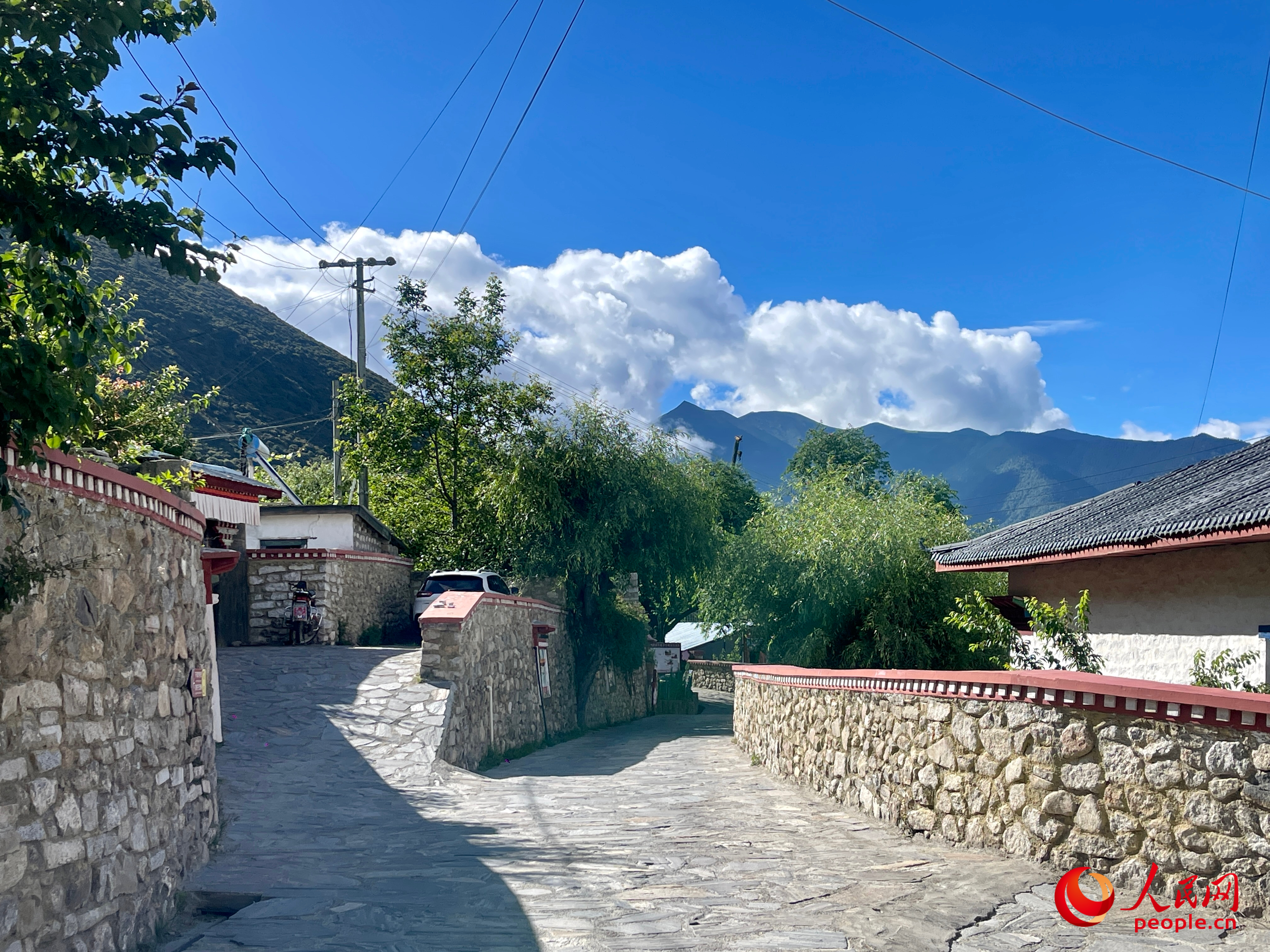 嘎拉村的村貌。人民網(wǎng) 周靜圓攝