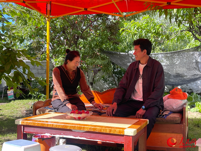 嘎拉村村民達瓦堅參和他的妻子。人民網(wǎng) 周靜圓攝