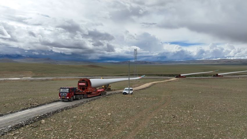 西藏措美哲古風(fēng)電場首批3.6兆瓦風(fēng)電機(jī)組運輸。受訪者供圖