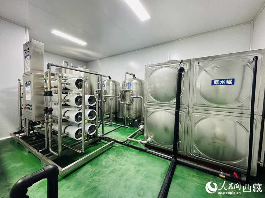 “色達(dá)牙泉”礦泉水（桶裝水）生產(chǎn)加工基地。人民網(wǎng)記者 次仁羅布攝