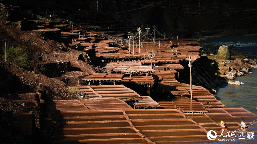 大大小小數(shù)千塊鹽田，形成一道絕美的風(fēng)景線。人民網(wǎng)記者 次仁羅布攝