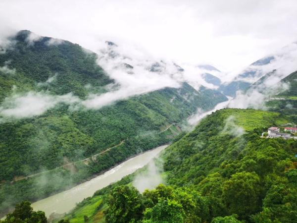 幾代建設(shè)者，歷經(jīng)半個(gè)多世紀(jì)完成！這是一條怎樣的公路？