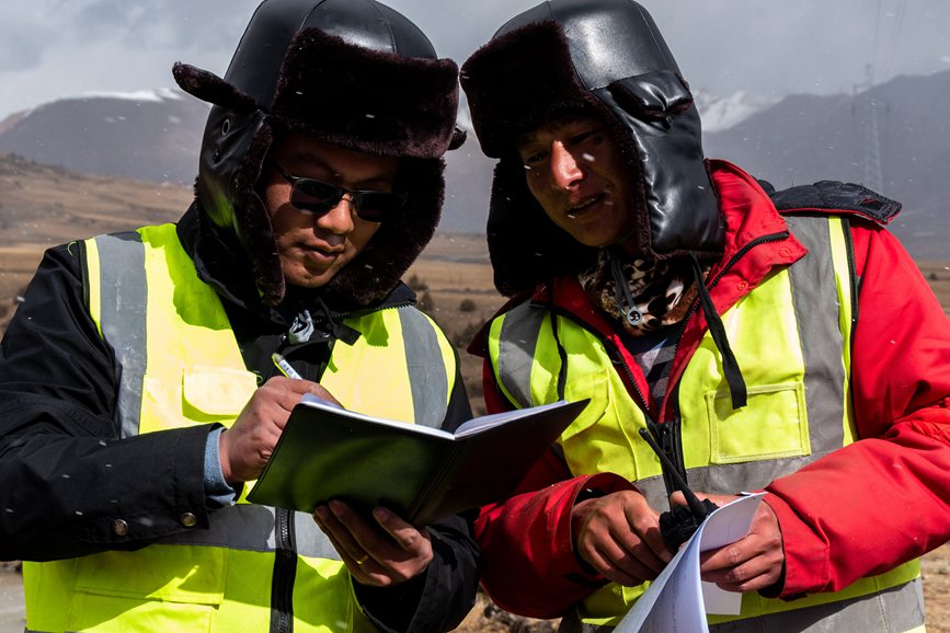 2023年11月30日，西藏自治區(qū)那曲市索縣榮布至丁青縣巴達(dá)35千伏線路工程施工現(xiàn)場人員正在開展現(xiàn)場作業(yè)。趙清鵬攝