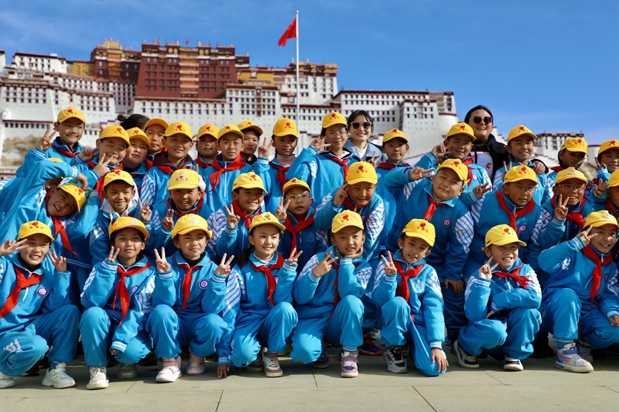 學(xué)生在國旗下留影。