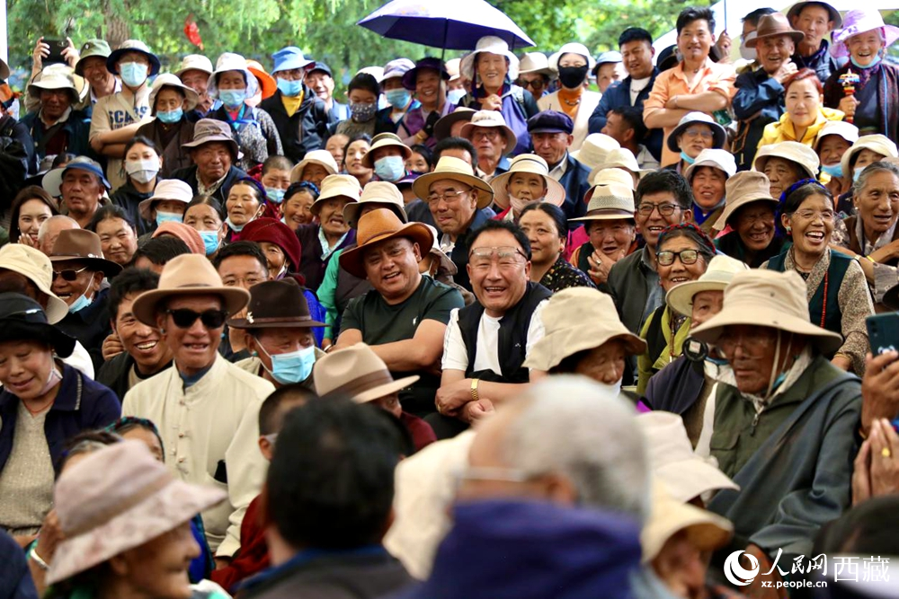 當(dāng)?shù)厝罕姾陀慰陀^看藏戲演出。