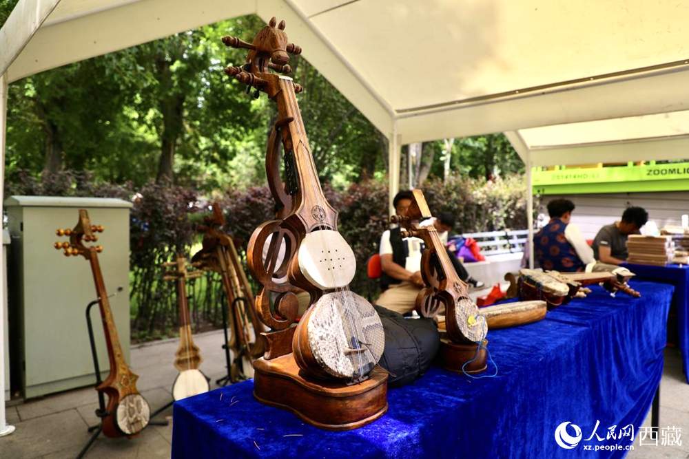 拉薩非遺集市上的扎念琴。