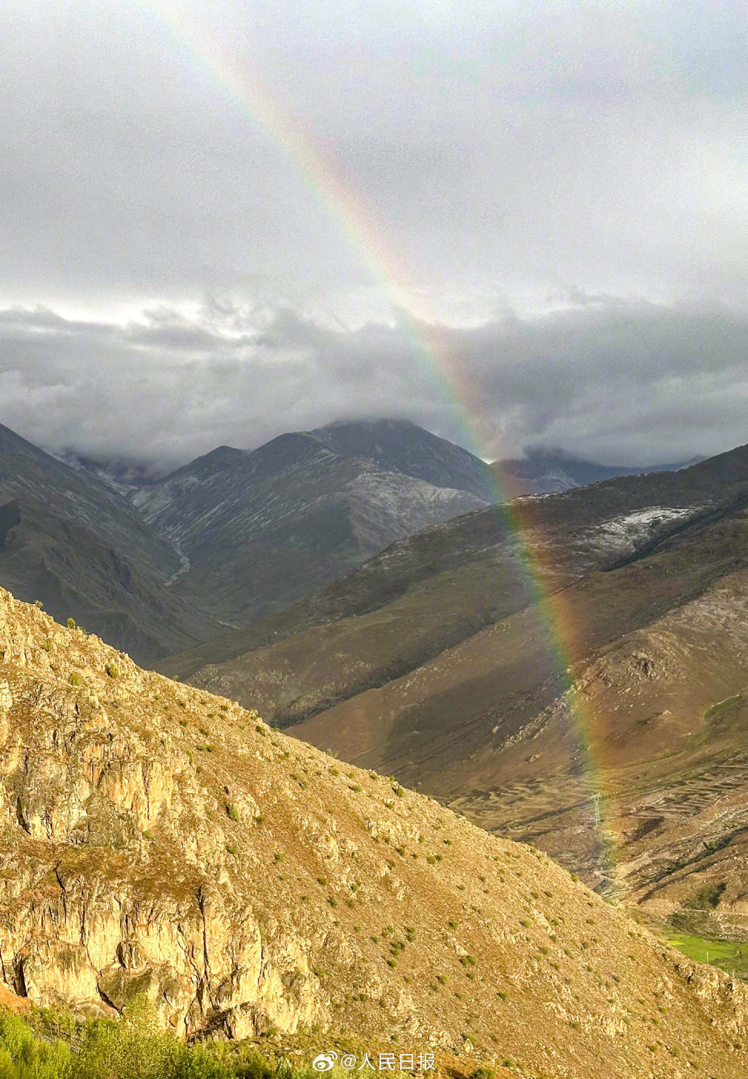 接好運(yùn)！青藏高原現(xiàn)巨大彩虹橋